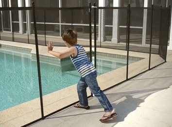 גדר בטיחות איכותית נשלפת לבריכת שחייה בגובה 1.35 מ'
